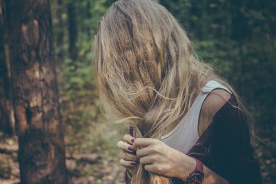在森林里挽着头发的女人